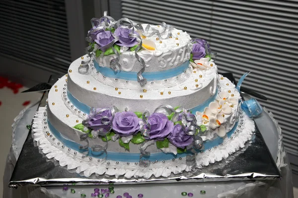 장미 근접 촬영과 결혼식을 위한 아름 다운 케이크 — 스톡 사진
