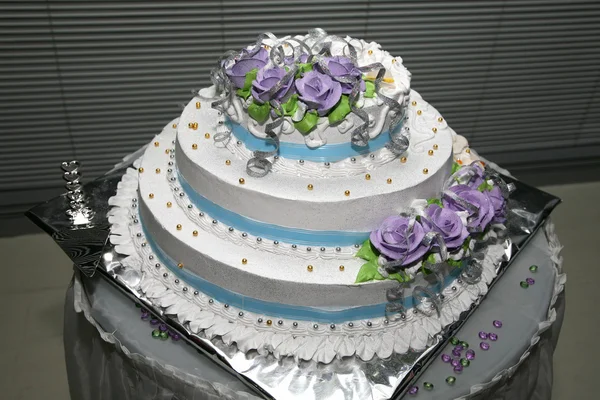 Schöne Torte für die Hochzeit mit Rose Nahaufnahme — Stockfoto
