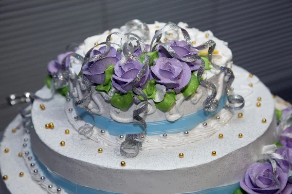 Hochzeitstorte mit dekorativen Rosen Nahaufnahme — Stockfoto