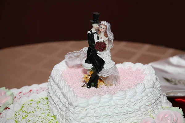 Декоративная пара молодоженов на вершине свадебного торта — стоковое фото