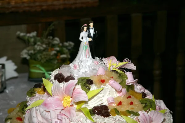 Dekoratív pár ifjú tetején egy esküvői torta — Stock Fotó