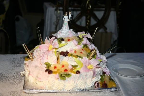 Beautiful cake for wedding with decorations closeup — Stock Photo, Image