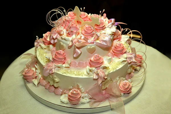 Pastel de boda con rosas decorativas de primer plano —  Fotos de Stock