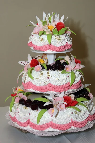 Gâteau à trois niveaux pour les ornements de mariage — Photo