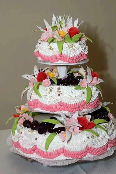 Pastel de tres niveles para adornos de boda —  Fotos de Stock