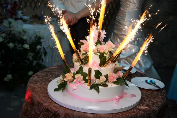 Bolo de casamento decorado com rosas e fogos de artifício — Fotografia de Stock