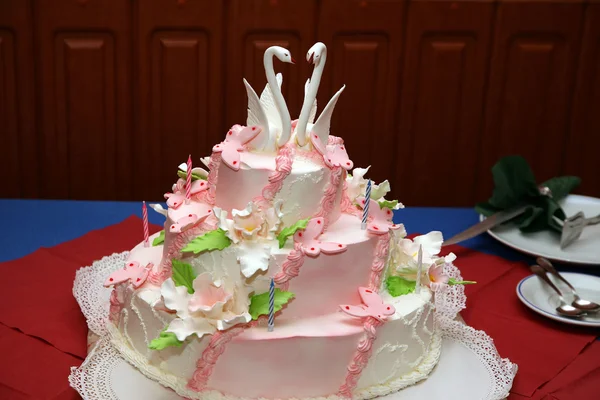 Pastel de boda con cisnes decorativos primer plano —  Fotos de Stock