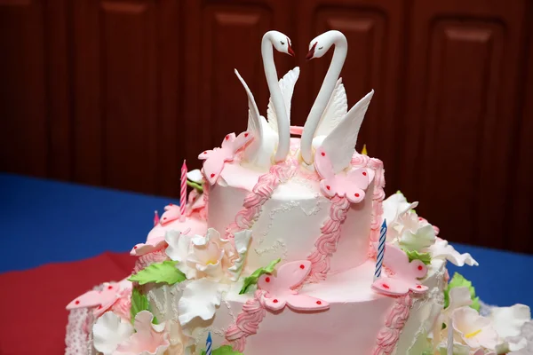 Hochzeitstorte mit dekorativen Schwänen in Großaufnahme — Stockfoto
