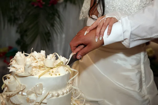 Наречений і наречений вирізали весільний торт крупним планом — стокове фото