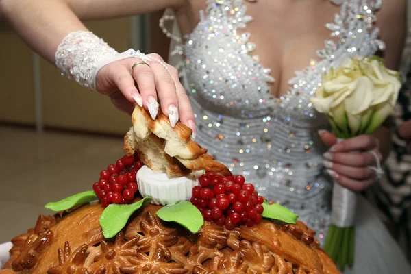 Mão sal noiva um pedaço de pão de casamento — Fotografia de Stock