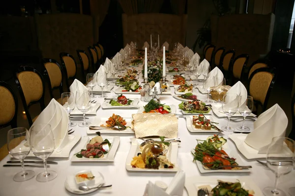 Decorado banquete festivo com a comida no restaurante — Fotografia de Stock