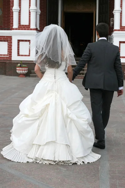 La novia y el novio vienen a la Iglesia —  Fotos de Stock