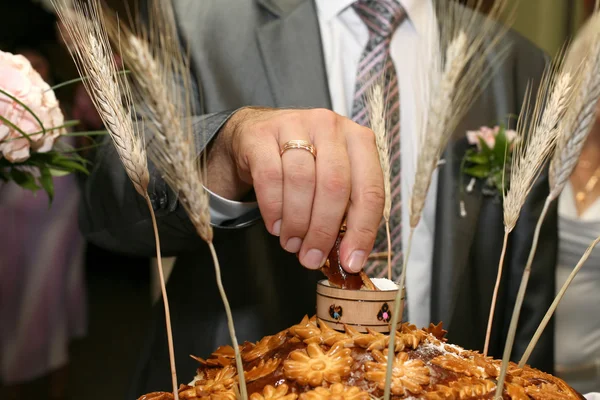 Наречений сіль зламав шматок весільного хліба — стокове фото