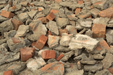 Kırık tuğla ve inşaat çöp