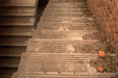 Beton merdiven aşağı