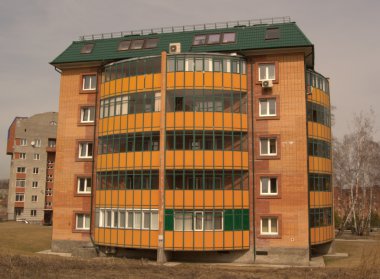 Çok katlı tuğla ev