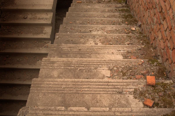Beton merdiven aşağı