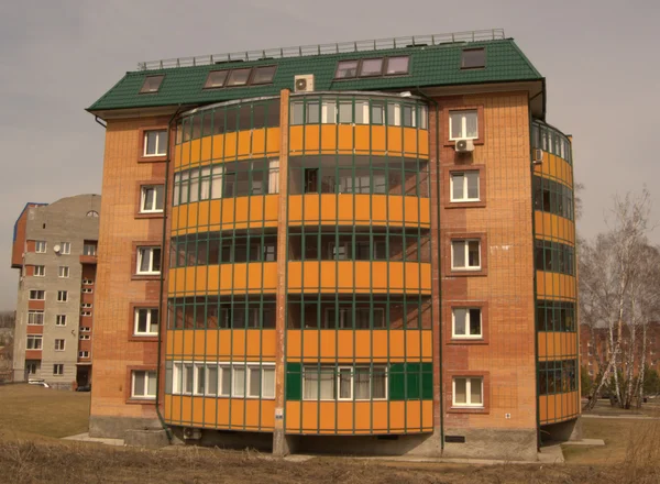 Çok katlı tuğla ev