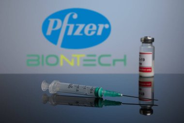 Pfizer ve BioNTech Aşı Logosu ve Aşılama Şırıngası
