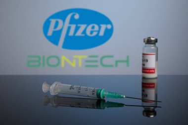 Pfizer ve BioNTech Aşı Logosu ve Aşılama Şırıngası