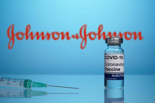 Logo de la vacuna Johnson y Johnson Covid con jeringa para inoculación — Foto de Stock