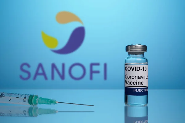 Logo Sanofi con Jeringa de inoculación y Vial de Vacuna Covid —  Fotos de Stock