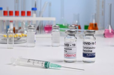 Bir laboratuvar masasında Covid-19 için Amerikan Moderna Aşısı