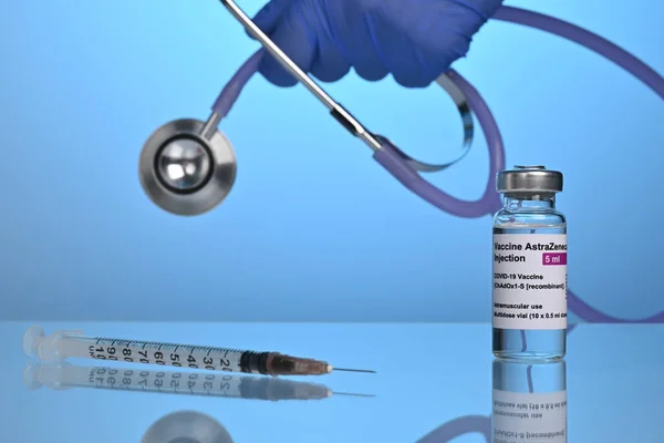 Astrazeneca Covid Vaccin met Spuit en Stethoscoop — Stockfoto