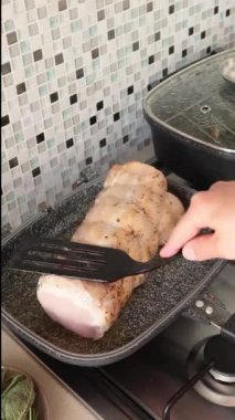 İsimsiz biri domuz filetosunu dikdörtgen olmayan tavada sebze yağında kızartıyor. Çiftlik ürünleri ve evde sağlıklı beslenme. Yüksek kalite 4k görüntü