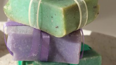 Doğal elementlerin arkaplanına karşı doğal sabun küpleri. El işleri ve hobiler. Kozmetik ve güzellik. Çevre dostu ürünler. Arkaplan, dizayn için kompozisyon. Yüksek kalite 4k görüntü