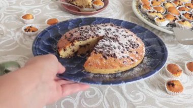 Seramik tabakta çikolatalı pasta. Tatiller ve yaşam tarzı. Masa örtüsüyle kaplı yemek. - Evet. Yüksek kalite 4k görüntü