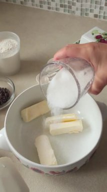 İsimsiz biri tereyağı ve şekerden hamur yoğurur. Tatiller ve yaşam tarzı. Ev yapımı yemek ve pişirme. Yüksek kalite 4k görüntü