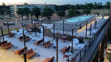 Şehirde akşam vakti halka açık bir yerde havuz var. Boş zaman ve yaşam tarzı. Mobilya tasarımı. - Evet. Yüksek kalite 4k görüntü