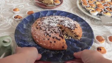 Seramik tabakta çikolatalı pasta. Tatiller ve yaşam tarzı. Masa örtüsüyle kaplı yemek. - Evet. Yüksek kalite 4k görüntü