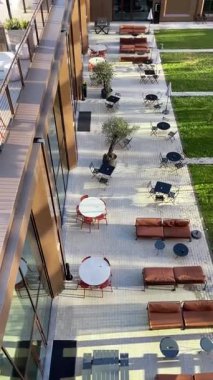 Otelin bahçesinde masa ve sandalyeler ve açık çatı havuzu sabah halka açık bir yerde. Boş zaman ve yaşam tarzı. Mobilya tasarımı. - Evet. Yüksek kaliteli FullHD görüntüler