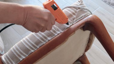 İsimsiz biri yapıştırıcı tabancasıyla yapıştırır ve bant yapıştırır. Antika mobilya restorasyonu. El işleri ve hobiler. Yüksek kalite fotoğraf