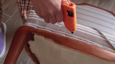 İsimsiz biri yapıştırıcı tabancasıyla yapıştırıyor. Antika mobilya restorasyonu. El işleri ve hobiler. Yüksek kalite 4k görüntü