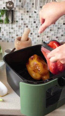 Kadın sıcak kızarmış biberleri poşete koyar. Biber aperatifi. Sağlıklı beslenme. Ev yapımı Akdeniz mutfağı. Yüksek kalite 4k görüntü