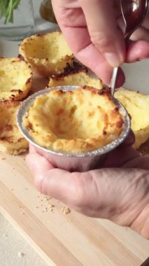 Kadın folyodan patates turtası alıyor. Sebze sepetinde aperatif. Sağlıklı beslenme. Ev yapımı Akdeniz mutfağı. Yüksek kalite 4k görüntü