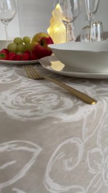 Klasik beyaz sofra takımı, gözlük ve altın jantlı kadehlerle Noel sofrası. İtalyan seramik sofra takımı. Estetik ve yaşam tarzı. İç dizayn. Yüksek kalite 4k görüntü