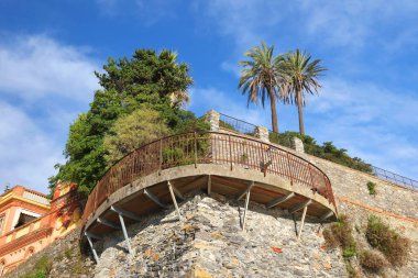 Ortaçağ taş kulesinde panoramik bir bakış açısı. Akdeniz ve Avrupa 'nın doğası ve yapıları. Gökyüzü ve palmiye ağaçları. Tasarım için zemin. Turizm ve eğlence sektörü. Yüksek kalite fotoğraf