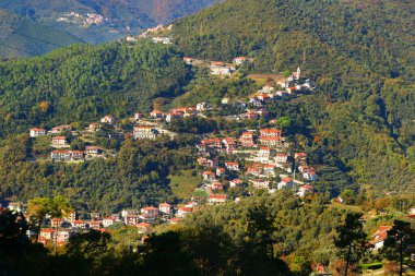 Geleneksel binalar, dağ evleri. Liguria 'nın doğası ve mimarisi. Mavi gökyüzü, bulutlar ve tasarım için bir zemin. Yüksek kalite fotoğraf