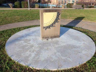 Sabahın erken saatlerinde parkta güneş saati. Astronomi için eğitici ve modeller. Yüksek kalite fotoğraf