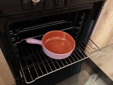 Tek kulplu boş seramik tava, fırında kızartılmış yemek için fırın kabı. Geleneksel ulusal yemek takımı, Avrupa. Evde sağlıklı beslenme. Tasarım için hazırlan. - Evet. Yüksek kalite fotoğraf