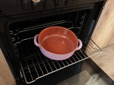 İki saplı boş seramik tava, fırında kızartılmış yemek için fırın kabı. Geleneksel ulusal yemek takımı, Avrupa. Evde sağlıklı beslenme. Tasarım için hazırlan. - Evet. Yüksek kalite fotoğraf