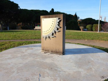 Sabahın erken saatlerinde parkta güneş saati. Astronomi için eğitici ve modeller. Yüksek kalite fotoğraf