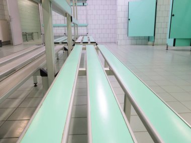 Spor kulübündeki boş soyunma odasında bankta. Ziyaretçiler için dolapları olan bir oda. Spor salonu ve yüzme havuzu. Spor ve sağlık. Yüksek kalite fotoğraf