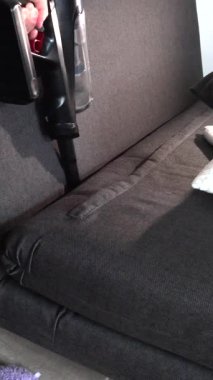 Anonim kişi, modern, yüksek teknoloji kablosuz dik elektrikli süpürge kullanarak tozları evden kaldırıyor. Temizlik ve sağlık. İç dizayn ve ekipman, elektrikli aletler. Yüksek kalite 4k görüntü