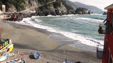 Balıkçı kasabası Monterosso 'nun limanı. Kışın deniz ve doğa. Tekneler ve geleneksel Ligurian binaları. Yüksek kalite 4k görüntü