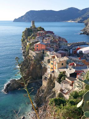 Vernazza manzarası, Cinque Terre kasabası, dağdan. Doğa ve deniz, İtalya 'nın geleneksel Liguria binaları. Mimarlık UNESCO tarafından korunuyor. Tasarım için arka plan. - Evet. Yüksek kalite fotoğraf